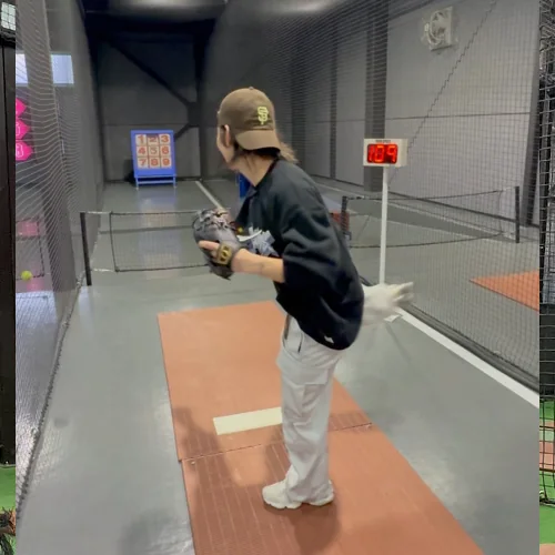 ピッチングゲームでボールを投げる人