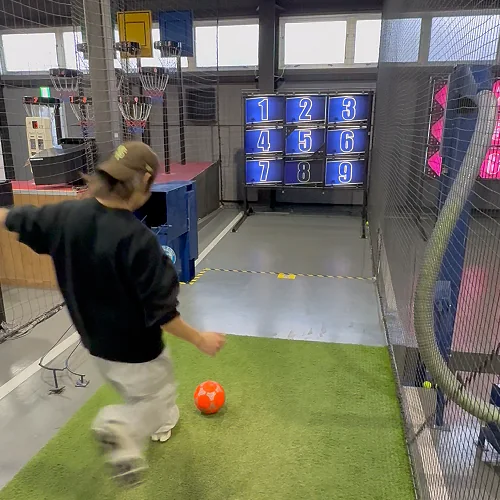 サッカーゲームでシュートする人