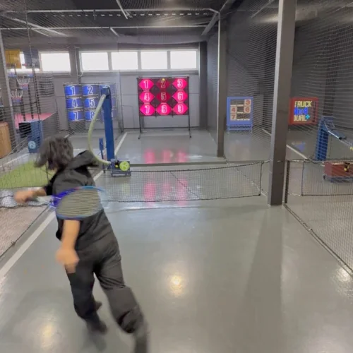 テニスゲームでラケットを振る人
