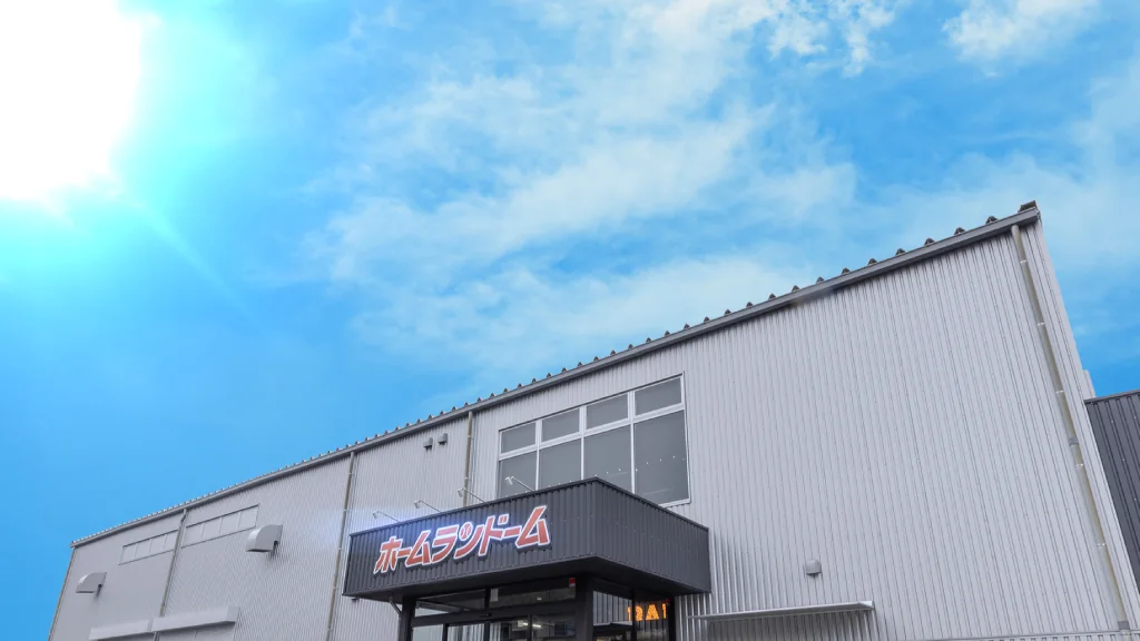 青空の下にあるホームランドーム静岡店入口